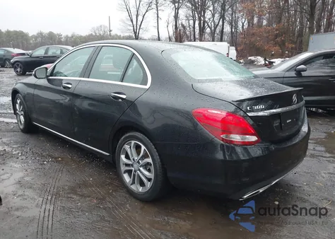 2016 Mercedes-Benz C 300 4Matic z USA, uszkodzony, nr VIN 55SWF4KB4GU169981